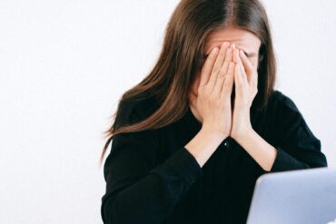 Obsesif Kompulsif Bozukluk ile Yaşamak – Nedenleri ve  Pratik Öneriler